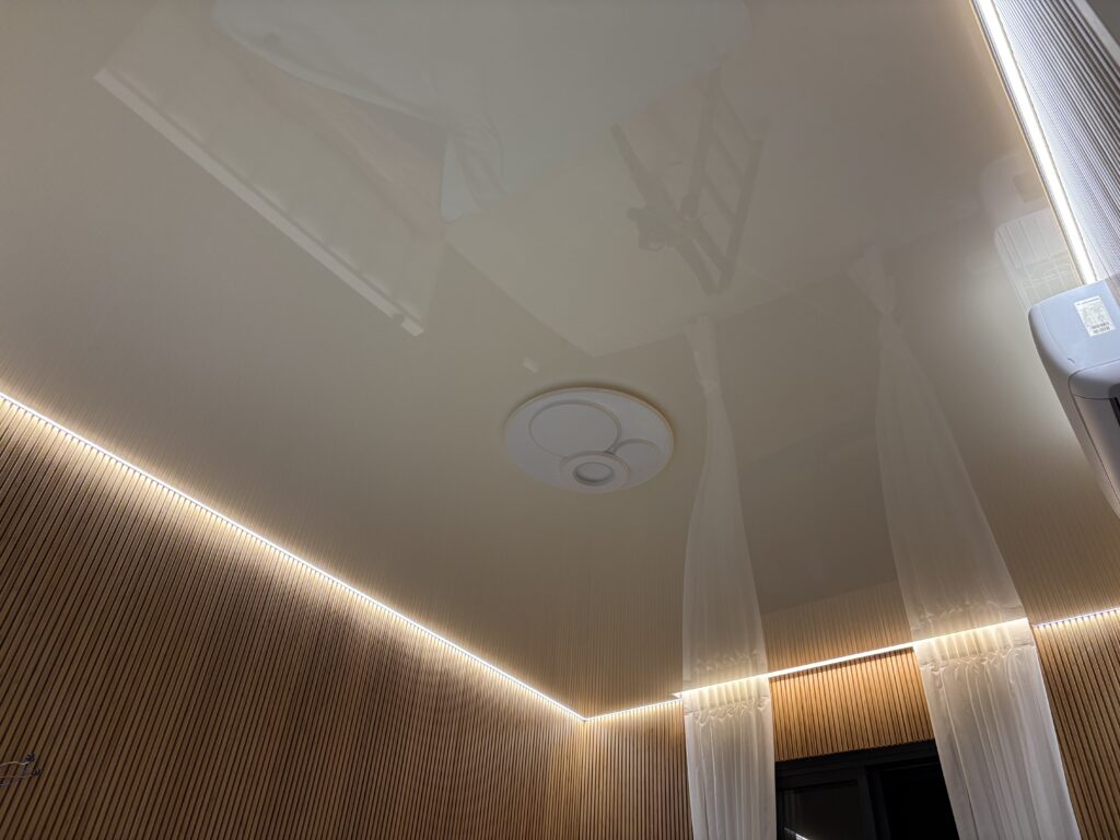 Глянцевые натяжные потолки в Израиле