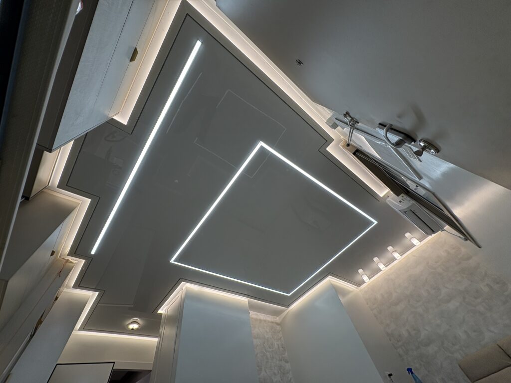 תקרות מתוחות עם תאורת LED